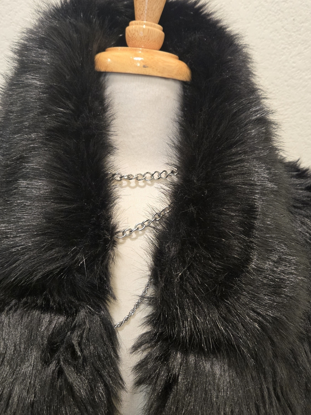 Black Faux Fur Cropped Jacket - Women - Picture 5 of 7